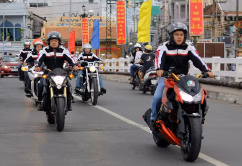 "Kẻ tám lạng, người nửa cân" Kawasaki Z1000 và Honda CB1000.