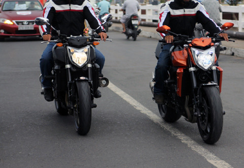 Một cặp Yamaha FZ6.