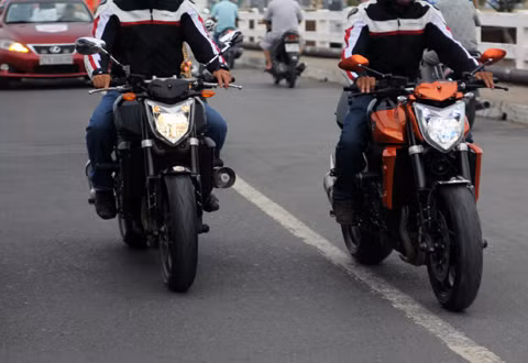 Một cặp Yamaha FZ6.