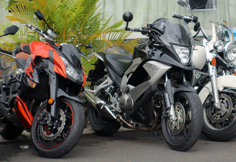 Kawasaki Z1000 bên cạnh Honda Crossrunner.