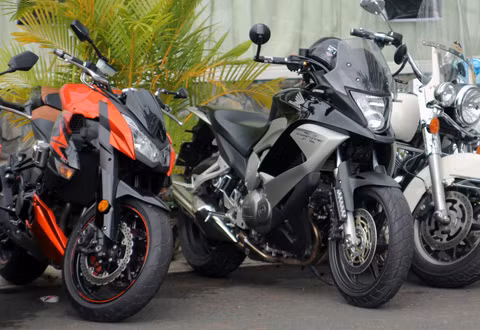 Kawasaki Z1000 bên cạnh Honda Crossrunner.