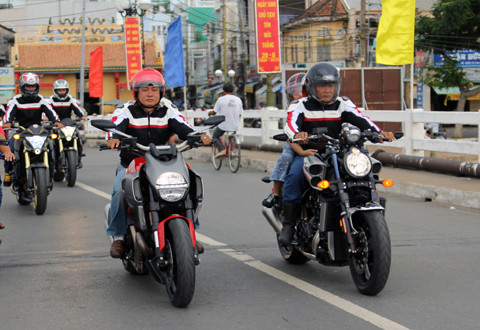 Yamaha V-max sánh đôi cùng "đối thủ" Ducati Diavel.