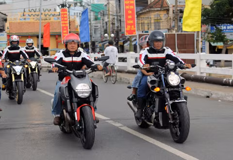 Yamaha V-max sánh đôi cùng "đối thủ" Ducati Diavel.