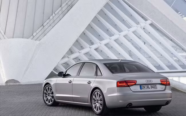 Những thay đổi lớn và quan trọng nhất sẽ được tập trung vào thế hệ mới sẽ ra mắt trong năm 2016 hoặc 2017. Theo nguồn tin được Car & Driver đăng tải, A8 thế hệ mới sẽ có kết cấu khung gầm hoàn toàn mới, thay vì khung nhôm hiện tại sẽ là khung thép có độ bền cao, kết hợp với vật liệu tổng hợp. Kết cấu này vừa đảm bảo độ cứng, giảm trọng lượng và giúp tiết kiệm chi phí.