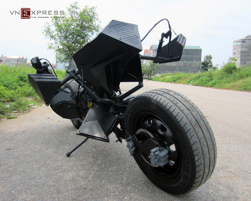 Vỏ xe là các tấm nhôm, nhựa làm biển quảng cáo. Theo Lâm đây là loại vật liệu dễ cắt, dễ uốn.