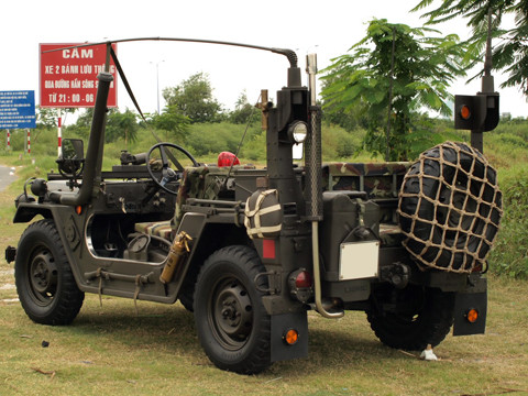 Jeep M151 A2 có kích thước chiều dài 3.371 mm, rộng 1.633 mm và cao 1.803 mm. Nguyên bản từ nhà sản xuất thuộc dòng xe tải với hệ thống dẫn động hai cầu 4x4. Jeep M151 A2 có kích thước chiều dài 3.371 mm, rộng 1.633 mm và cao 1.803 mm. Nguyên bản từ nhà sản xuất thuộc dòng xe tải với hệ thống dẫn động hai cầu 4x4.