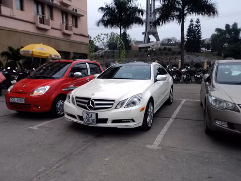 Mercedes E-class. Ảnh: Otofun