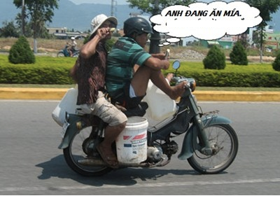 Anh này có "họ hàng" với thanh niên vừa đi xe vừa nhắn tin. Anh này có "họ hàng" với thanh niên vừa đi xe vừa nhắn tin.