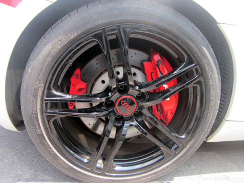 Bộ vành 5 chấu kép sơn đen và cụm phanh đĩa với thanh kẹp màu đỏ.