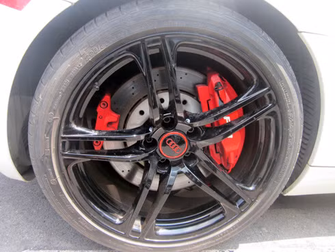 Bộ vành 5 chấu kép sơn đen và cụm phanh đĩa với thanh kẹp màu đỏ. Bộ vành 5 chấu kép sơn đen và cụm phanh đĩa với thanh kẹp màu đỏ.