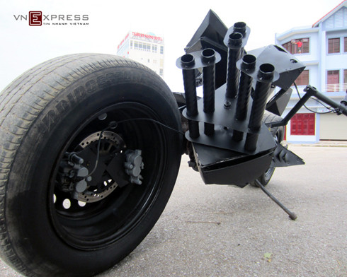 Cụm ống xả có thể quay khi nổ máy