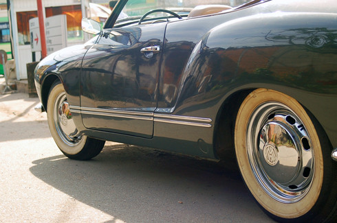 Phần đuôi của Karmann Ghia làm tứ hợp kim thiếc, định dạng thủ công. Phần đuôi của Karmann Ghia làm tứ hợp kim thiếc, định dạng thủ công.