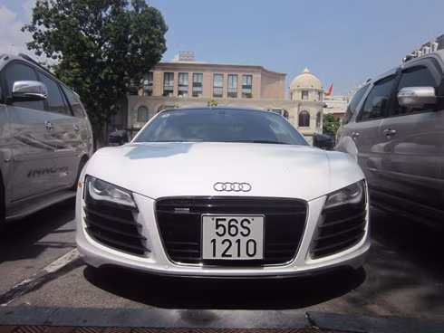 Audi R8 có chiều rộng là 1.900 mm, lớn hơn khá nhiều các xe khác nhưng độ dài tổng thể chỉ khiêm tốn 4.430 mm và chiều cao 1.250 mm. Audi R8 có chiều rộng là 1.900 mm, lớn hơn khá nhiều các xe khác nhưng độ dài tổng thể chỉ khiêm tốn 4.430 mm và chiều cao 1.250 mm.