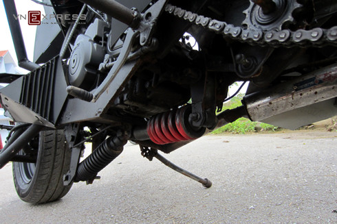 Giảm xóc dạng mono-shock được đắt phía dưới gầm xe.