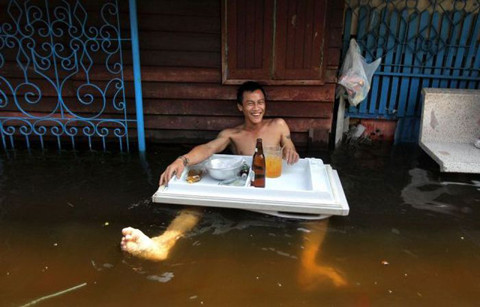 Tranh thủ mưa bão giải khát luôn. Tranh thủ mưa bão giải khát luôn.