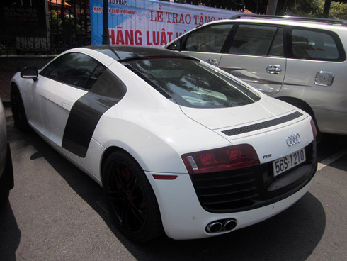 Phía dưới thân R8 là hệ truyền động 4 bánh gắn với động cơ V8 phun xăng trực tiếp FSI. Động cơ 4,2 lít V8 cho công suất cực đại 414 mã lực ở vòng tua khá cao, 7.800 vòng/phút, mô-men xoắn cực đại 430 Nm ở khoảng 4.500-6.000 vòng/phút.