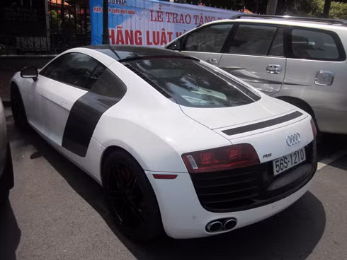 Phía dưới thân R8 là hệ truyền động 4 bánh gắn với động cơ V8 phun xăng trực tiếp FSI. Động cơ 4,2 lít V8 cho công suất cực đại 414 mã lực ở vòng tua khá cao, 7.800 vòng/phút, mô-men xoắn cực đại 430 Nm ở khoảng 4.500-6.000 vòng/phút. Phía dưới thân R8 là hệ truyền động 4 bánh gắn với động cơ V8 phun xăng trực tiếp FSI. Động cơ 4,2 lít V8 cho công suất cực đại 414 mã lực ở vòng tua khá cao, 7.800 vòng/phút, mô-men xoắn cực đại 430 Nm ở khoảng 4.500-6.000 vòng/phút.