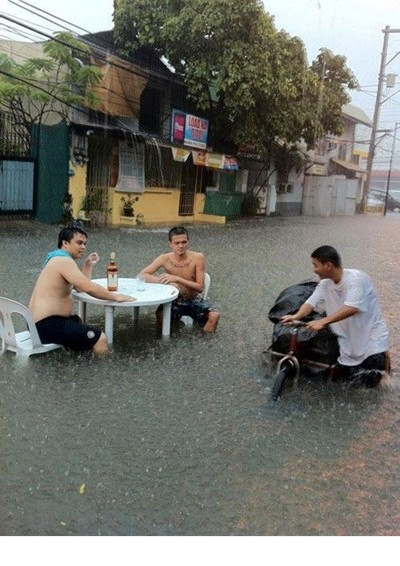 Đúng nghĩa " ăn chơi sợ gì mưa rơi" Đúng nghĩa " ăn chơi sợ gì mưa rơi"