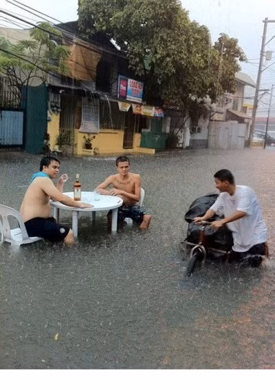 Đúng nghĩa " ăn chơi sợ gì mưa rơi"