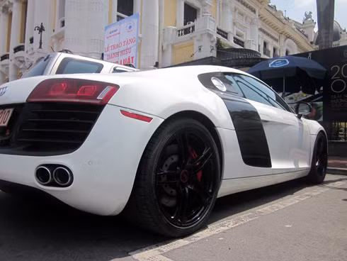 Cánh gió sau chỉnh bằng nút bấm gần cần số, nhưng với đường Việt Nam, nó không có nhiều ý nghĩa bởi ít khi xe được chạy nhanh. Cánh gió sau chỉnh bằng nút bấm gần cần số, nhưng với đường Việt Nam, nó không có nhiều ý nghĩa bởi ít khi xe được chạy nhanh.