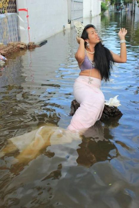 Nàng tiên cá xuất hiện. Nàng tiên cá xuất hiện.
