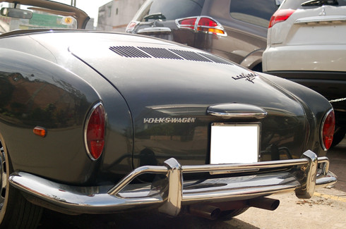 Tháng 8/1957, Volkswagen tiếp tục tung ra bản Karmann Ghia mui trần. Ngoại thất xe được thay đổi năm 1961, lướt tản nhiệt trước kiểu vây, vị trí đèn pha và đèn hậu đặt ở vị trí cao hơn. Tháng 8/1957, Volkswagen tiếp tục tung ra bản Karmann Ghia mui trần. Ngoại thất xe được thay đổi năm 1961, lướt tản nhiệt trước kiểu vây, vị trí đèn pha và đèn hậu đặt ở vị trí cao hơn.