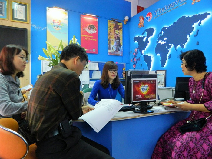 Nhân viên Vietravel Hà Nội tư vấn các tour du lịch cho khách hàng. Nhân viên Vietravel Hà Nội tư vấn các tour du lịch cho khách hàng.