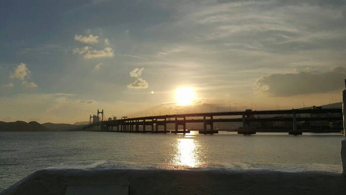 Ngắm hoàng hôn trên biển Busan.