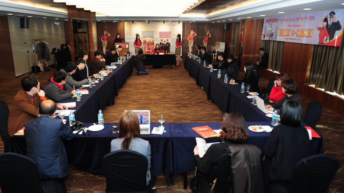 Đông đảo nhà báo, phóng viên Hàn Quốc quan tâm đến hoạt động cũng như mô hình kinh doanh của Vietjet