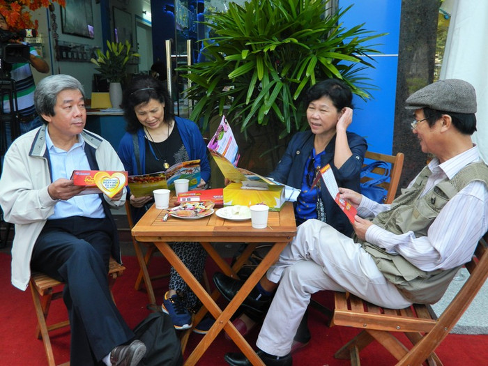 Khách hàng chăm chú tìm hiểu các tour du lịch của Vietravel. Khách hàng chăm chú tìm hiểu các tour du lịch của Vietravel.