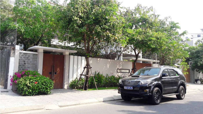 Bộ Công an khám xét nhà riêng của ông Nguyễn Ngọc Tuấn - nguyên Phó Chủ tịch Ủy ban nhân dân thành phố Đà Nẵng. Bộ Công an khám xét nhà riêng của ông Nguyễn Ngọc Tuấn - nguyên Phó Chủ tịch Ủy ban nhân dân thành phố Đà Nẵng.