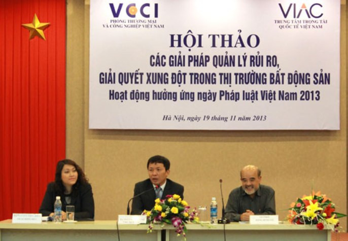 Các khách mời tham gia chương trình GS Đặng Hùng Võ (người ngồi thứ 3 bên phải - ảnh VCCI) Các khách mời tham gia chương trình GS Đặng Hùng Võ (người ngồi thứ 3 bên phải - ảnh VCCI)