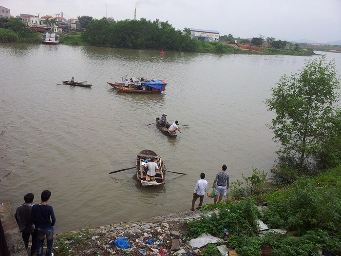 Đến 18h chiều 31/10, gia đình vẫn đang tìm kiếm xác nạn nhân Đến 18h chiều 31/10, gia đình vẫn đang tìm kiếm xác nạn nhân