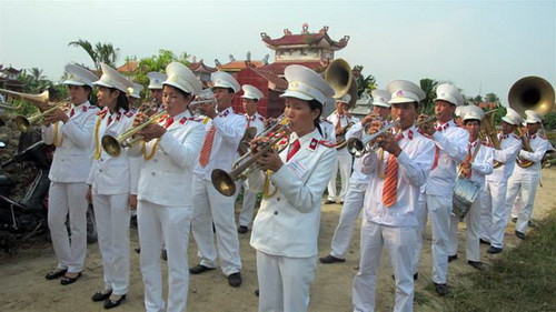 Dàn kèn đồng thổi khúc “Hồn tử sĩ” tiến đưa trung úy Nam - Ảnh: Thân Hoàng/ Tuổi Trẻ