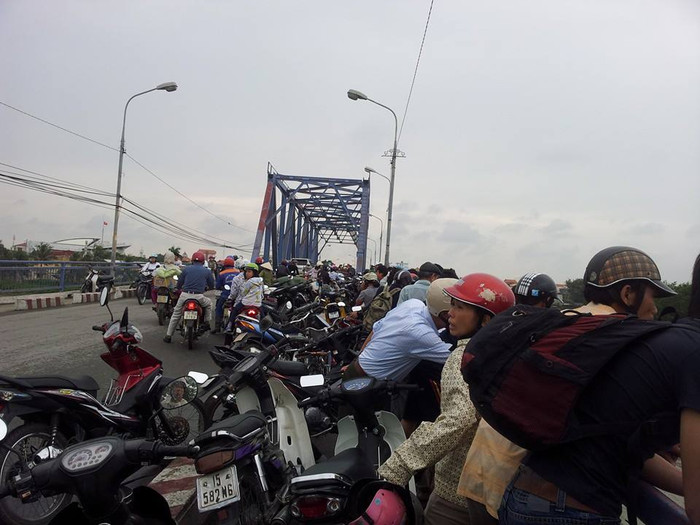 Người dân đến xem chật kín cả Cầu Rào Người dân đến xem chật kín cả Cầu Rào