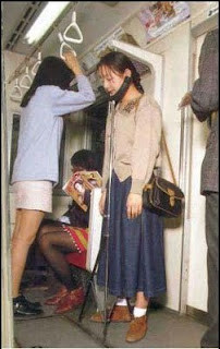 Dù ai đứng ngả đứng nghiêng Thì ta vẫn có gậy kia chống cằm Dù ai đứng ngả đứng nghiêng Thì ta vẫn có gậy kia chống cằm