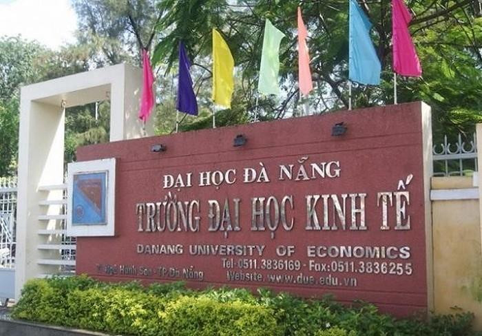 Vụ việc giảng viên Trường Đại học Kinh tế Đà Nẵng nhờ sinh viên năm 4 đi thi hộ lấy chứng chỉ bồi dưỡng khiến dư luận đặt ra nhiều câu hỏi liên quan đến công tác đảm bảo an toàn của kỳ thi này. Vụ việc giảng viên Trường Đại học Kinh tế Đà Nẵng nhờ sinh viên năm 4 đi thi hộ lấy chứng chỉ bồi dưỡng khiến dư luận đặt ra nhiều câu hỏi liên quan đến công tác đảm bảo an toàn của kỳ thi này.