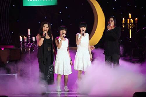 Bé Na và Nấm - hai cô con gái nhỏ của Phương Thảo - Ngọc Lễ đã chứng tỏ khả năng ca tuyệt vời như bố mẹ.