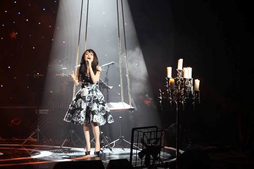 Thái Trinh khiến cả khán phòng “nổi da gà” bằng ca khúc “Giấc mơ thủy tinh” bởi những đoạn ngân dài cao vút đầy ma mị.