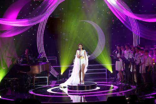 Mơ một hạnh phúc – Những giấc mơ dài qua tiếng hát của Hiền thục đưa khán giả v ề một cõi mộng mơ qua từng giai điệu và lời ca.