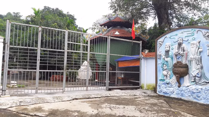 Cổng chính của khu biệt phủ vẫn giữ nguyên, chưa bị đập bỏ. Cổng chính của khu biệt phủ vẫn giữ nguyên, chưa bị đập bỏ.