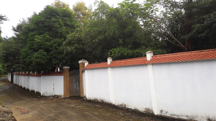 Dãy tường rào chạy bao quanh khu biệt phủ vẫn giữ nguyên để tránh người dân đổ rác, xà bần. Dãy tường rào chạy bao quanh khu biệt phủ vẫn giữ nguyên để tránh người dân đổ rác, xà bần.