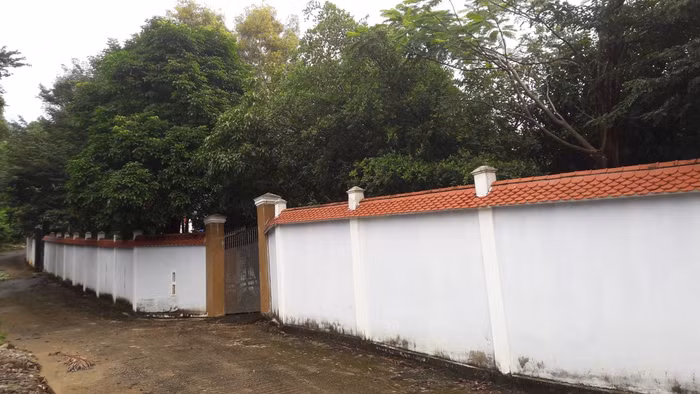 Dãy tường rào chạy bao quanh khu biệt phủ vẫn giữ nguyên để tránh người dân đổ rác, xà bần. Dãy tường rào chạy bao quanh khu biệt phủ vẫn giữ nguyên để tránh người dân đổ rác, xà bần.