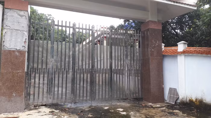 Cổng sắt vào biệt phủ vẫn chưa được tháo dỡ. Ảnh: Văn Sơn Cổng sắt vào biệt phủ vẫn chưa được tháo dỡ. Ảnh: Văn Sơn