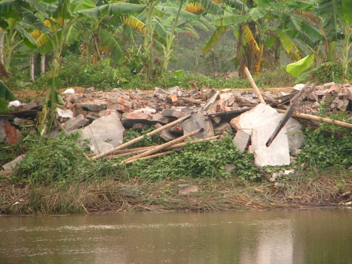 Khu nhà của ông Vươn bị hủy hoại (Ảnh: Thảo Lăng) Khu nhà của ông Vươn bị hủy hoại (Ảnh: Thảo Lăng)