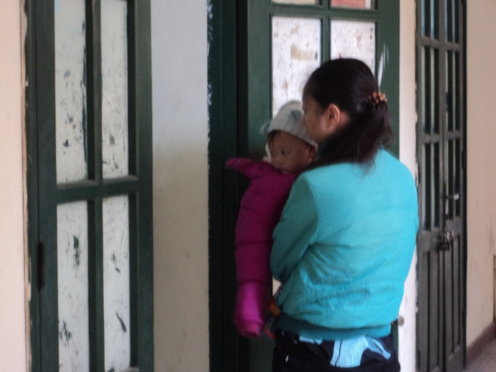 Vợ Thắng bế con nhỏ đứng ngoài cửa nghe xét xử