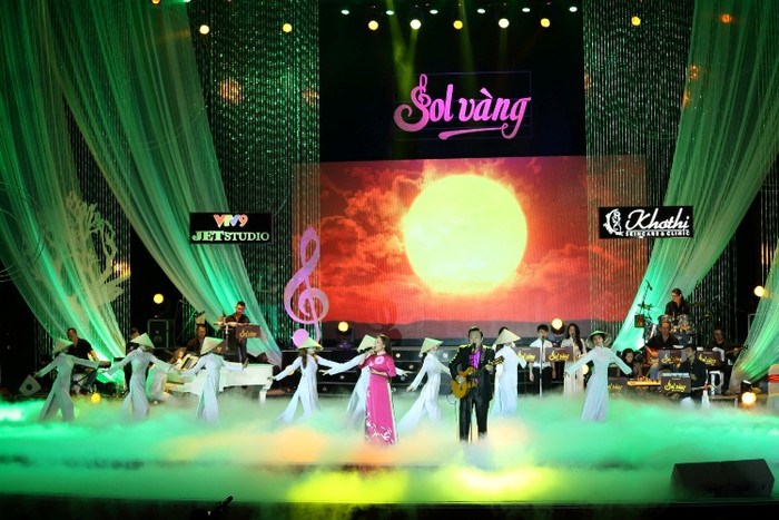 Phi Nhung đã kể cho khán giả một câu chuyện ước mơ trở thành một ca sĩ chuyên nghiệp luôn bay cao bay xa trong ca khúc Giấc mơ cánh cò. Bài hát này, Phi Nhung có phần song ca bất ngờ với nghệ sĩ Chí Tài.