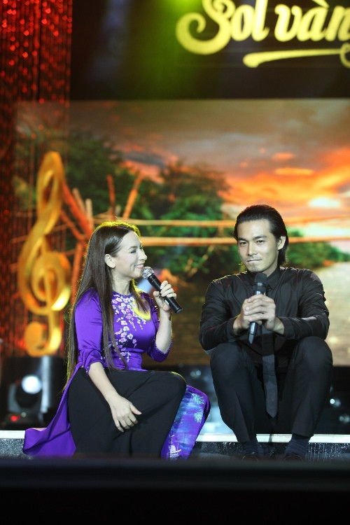 Với chất giọng trầm ấm, diễn viên Quách Ngọc Ngan đã cùng Phi Nhung gửi đến người yêu nhạc tác phẩm nổi tiếng về quê hương mang tên Sông quê.