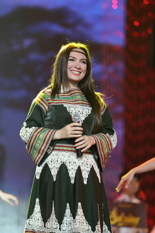 Ca khúc Thị trấn sương mù được nhạc sĩ Thanh Sơn viết tặng riêng đã được Phi Nhung hát mở màn với nhiều cảm xúc. Bài hát về vùng đất Tây Nguyên đặc biệt mô tả nơi mà một nghệ sỹ được sinh ra như định mệnh.