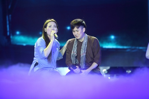 Bài hát Ru lại câu hò đã được Dương Triệu Vũ và Phi Nhung thể hiện thật nhiều sâu lắng. Điều đặc biệt ở bài hát chính là nội dung nói về người chị sẵn sàng hy sinh hạnh phúc riêng vì em trai của mình. Cả Phi Nhung, Dương Triệu Vũ và khán giả đều không kìm được xúc động trong tiết mục ấn tượng này.